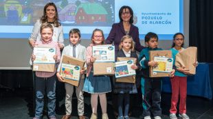 El Ayuntamiento entrega los premios de los concursos escolares navideños de Belenes, Árboles y Felicitaciones