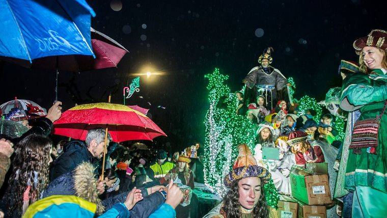 Miles de personas reciben a los Reyes Magos en la Gran Cabalgata de Pozuelo de Alarcón