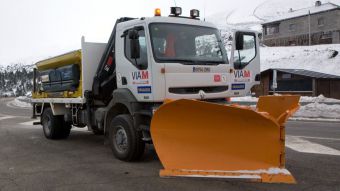 17 quitanieves esparcen sal y salmuera en la región para evitar las placas de hielo