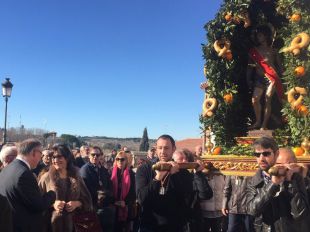 La alcaldesa de Pozuelo participa en la misa y procesión celebrada en honor a San Sebastián