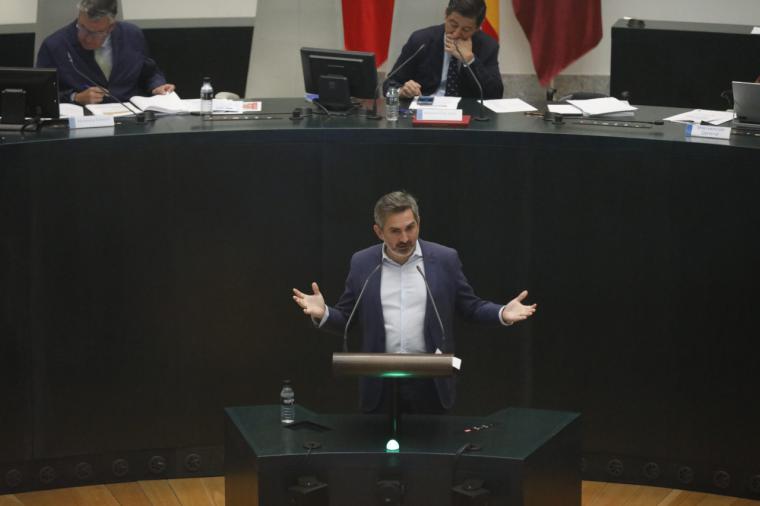 El delegado de Familias, Igualdad y Bienestar Social, Pepe Aniorte, durante su intervención en el Pleno celebrado esta mañana