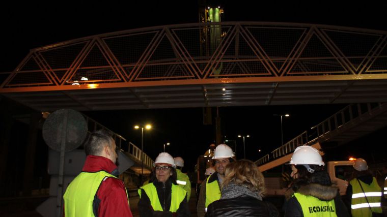 Ya está colocada la nueva pasarela que mejorará la conexión ciclista y peatonal entre Pozuelo y Majadahonda