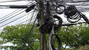 La asociación Vecinos por Pozuelo exige al Ayuntamiento el despliegue de fibra óptica prometido
