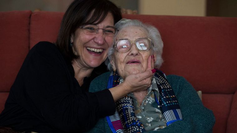 La alcaldesa felicita a una vecina que cumple 105 años