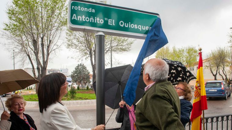 Pozuelo dedica una rotonda a “Antoñito el Quiosquero”, uno de los vecinos más conocidos y queridos de la zona de La Estación