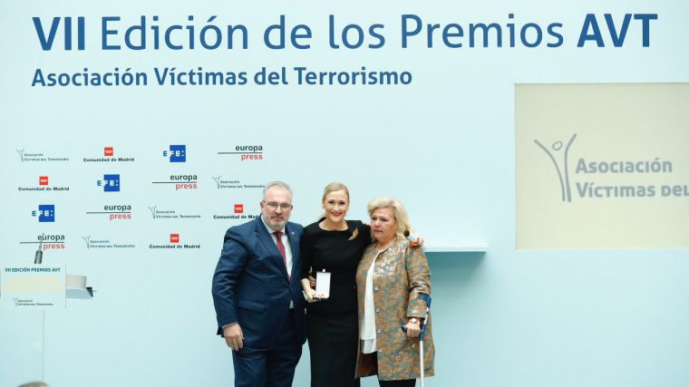 Cifuentes renueva su compromiso con las víctimas del terrorismo