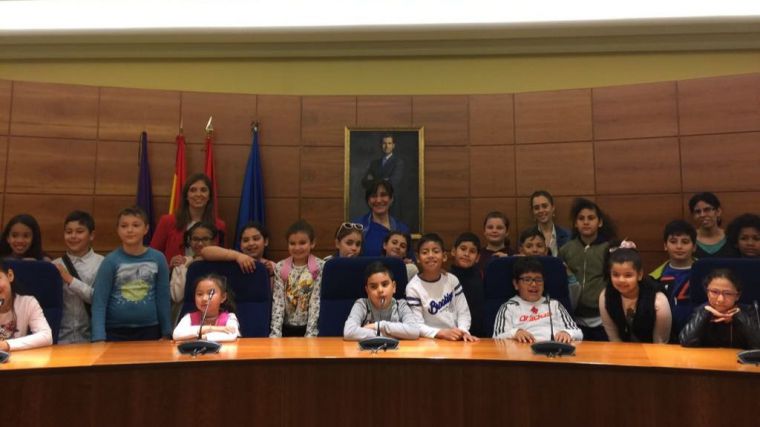 La alcaldesa recibe a una veintena de alumnos del Colegio Asunción de Nuestra Señora en su visita al Ayuntamiento