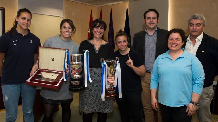La alcaldesa felicita al equipo femenino del Club de Rugby Olímpico de Pozuelo, campeonas de la Liga Iberdrola