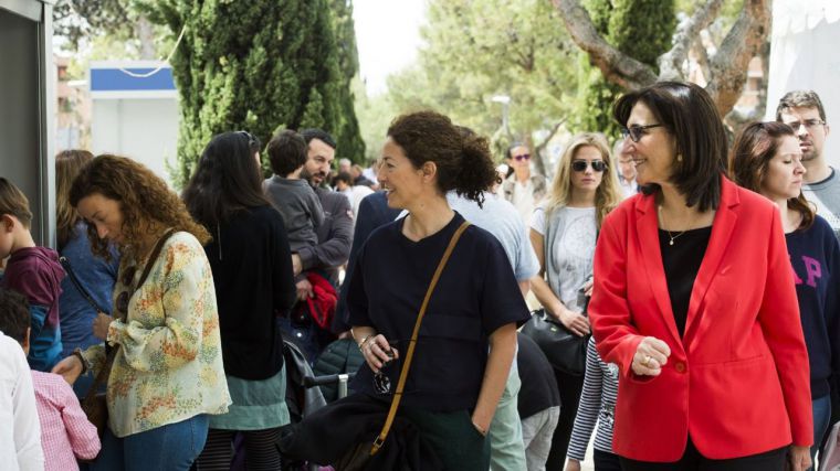 La Feria del Libro congregó a cientos de pozueleros en la Avenida de Europa