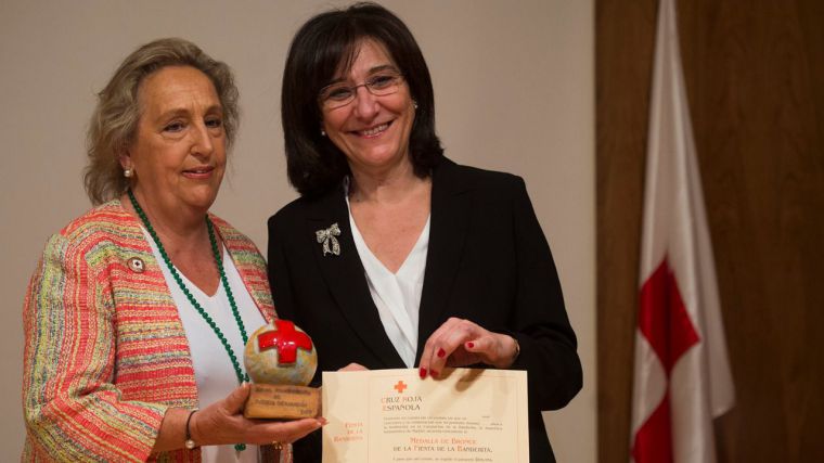 Cruz Roja Española de Pozuelo de Alarcón condecora a la alcaldesa con la Medalla de Bronce de Banderita