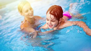 Debemos vigilar a los menores y extremar la precaución para evitar accidentes en las piscinas