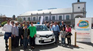 La alcaldesa entrega el coche al ganador del sorteo 