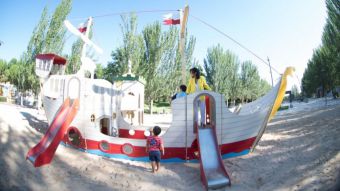 Instalados los juegos infantiles en el nuevo parque deportivo del Camino de las Huertas