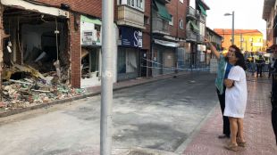 La alcaldesa supervisa los trabajos de demolición del edificio afectado por la explosión en el Barrio de la Estación