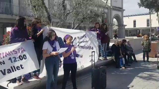 Decenas de vecinos se concentran en la Plaza Padre Vallet por el Día Internacional de la Mujer
