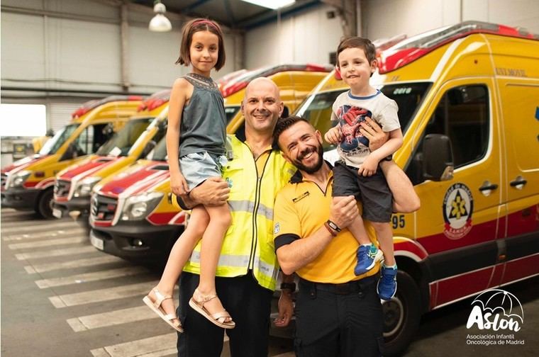 Los cuerpos y servicios de emergencias se unen por la asociación infantil oncológica de madrid en un calendario solidario