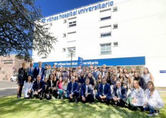 directivos de Vithas y representantes de la Universidad CEU San Pablo en el acto de bienvenida a los estudiantes.