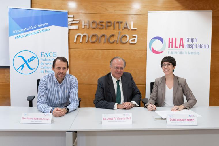 La coordinadora de la FACE, Izaskun Martín, junto al gerente de HLA Universitario Moncloa, el Dr. José Ramón Vicente Rull, y el director de desarrollo corporativo, Álvaro Martínez-Arroyo, durante el acto de presentación del convenio.