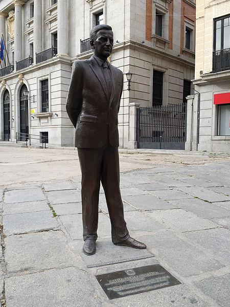 Estatua de Adolfo Suárez en Ávila