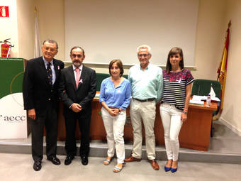 De izquierda a derecha:  Dr. Javier Cortés (AECC) Dr. Javier de Santiago (SEGO), Dr. Lola Salas (SEE), Dr. Fernando López Verde (semFYC) y María Sáez.
 