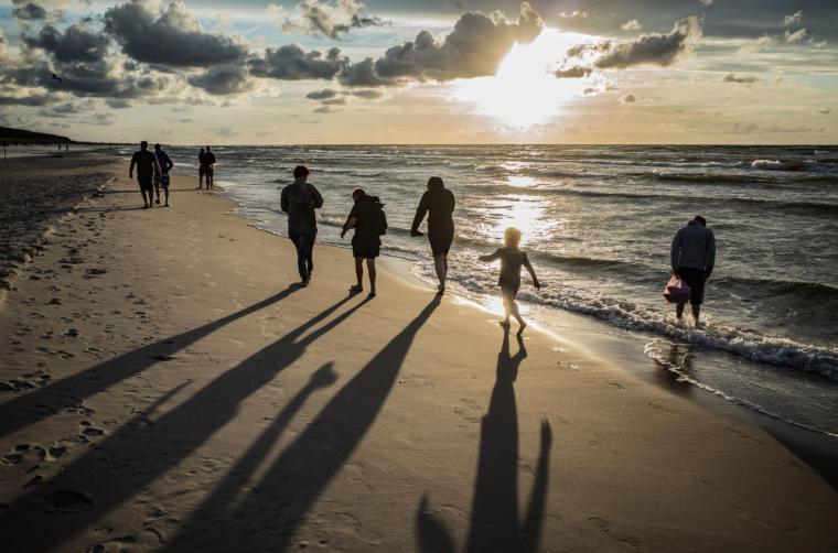 Cinco claves para caminar por la playa y mejorar tu cuerpo