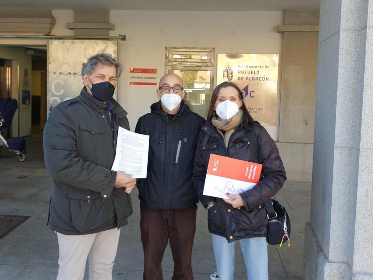 De izq. a dcha.: Angel González Bascuñana, Helio Cobaleda y Ana Hernandez, concejales del PSOE de Pozuelo, presentado el recurso en el Registro Municipal. 