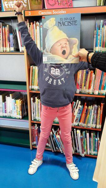 Bibliotecarios, usuarios y alumnos de Pozuelo participan en un Bookface fundiendo sus imágenes con portadas de libros