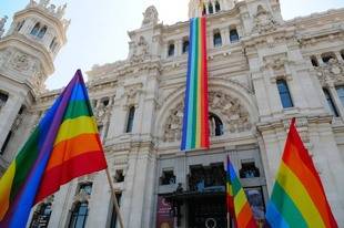 Bandera del arcoiris ondeando en el Palacio Cibeles


