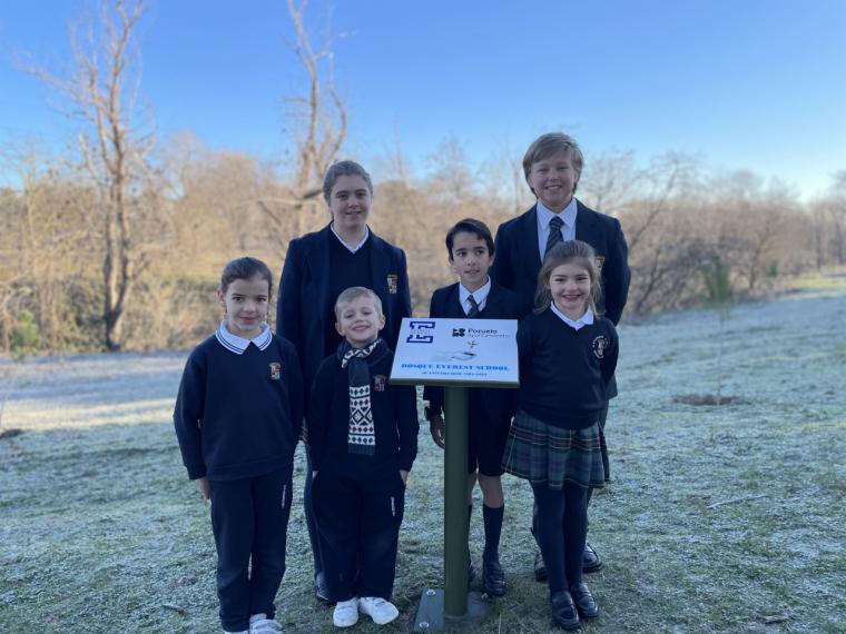 La alcaldesa de Pozuelo visita el colegio Everest School mostrando su apoyo al programa medio ambiental del centro