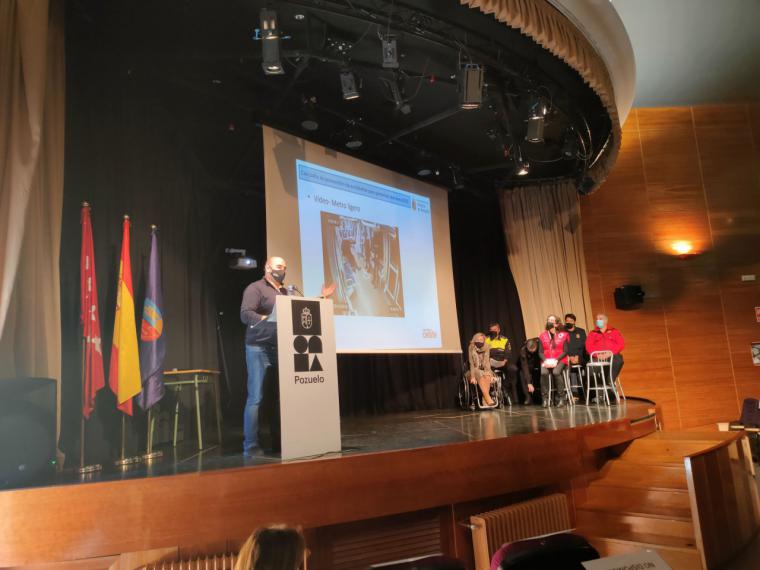 Juan Alberto Calabria presentando la Campaña “De la mano, llegaremos más lejos” de MLO el acto oficial de inauguración en la sala Educarte