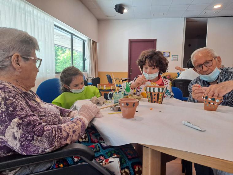 Amavir celebra sus campamentos intergeneracionales de verano “De acampada con mis abuelos”