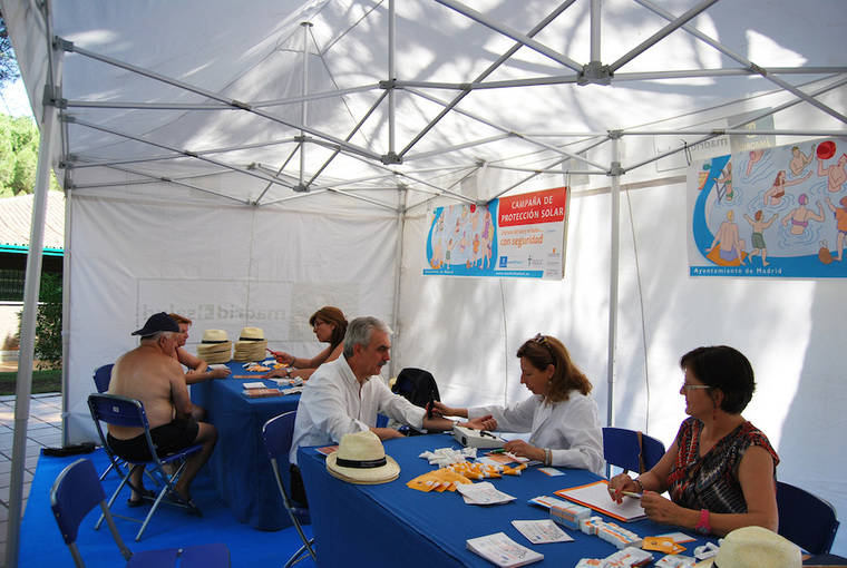 Campaña de prevención del melanoma en las piscinas municipales