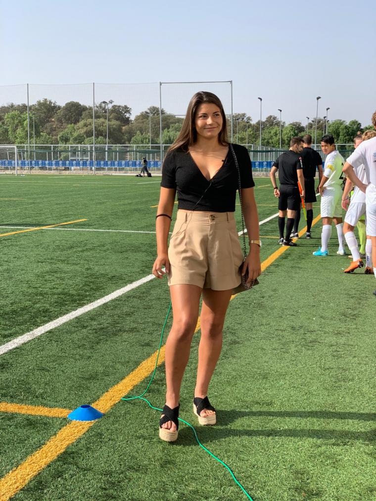 Ana Marcos, jugadora del Atlético de Madrid, realiza el saque de honor del campeonato universitario de fútbol de la Universidad Camilo José Cela