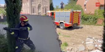 Los bomberos intervienen en el derrumbe de un muro de una vivienda que afectaba a la vía pública