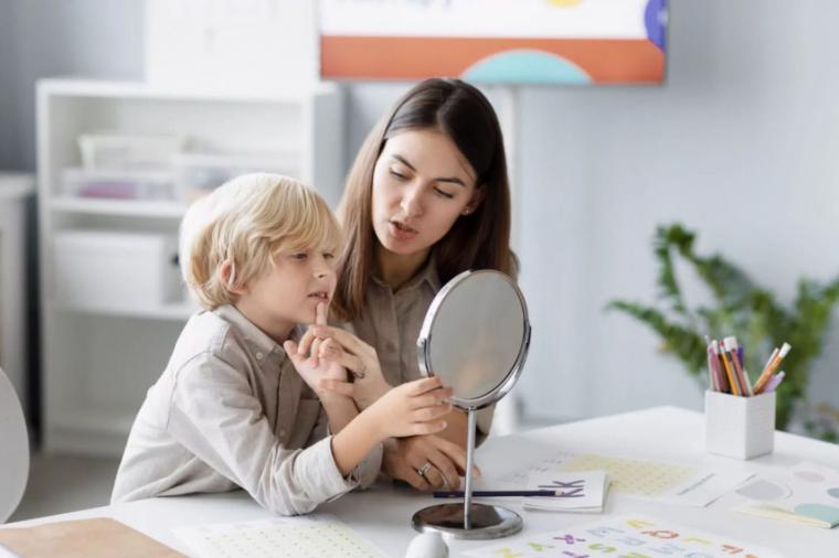Cómo elegir el logopeda adecuado para tu hijo bilingüe: Un enfoque integral
