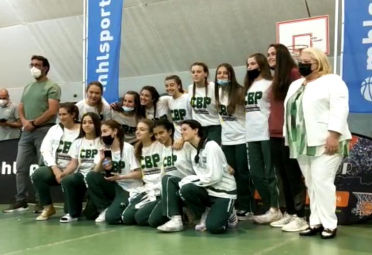 El Cadete B en el momento de recoger el trofeo tras su victoria 