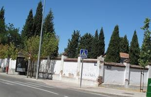 Refuerzo del servicio de autobuses a los cementerios por Todos los Santos