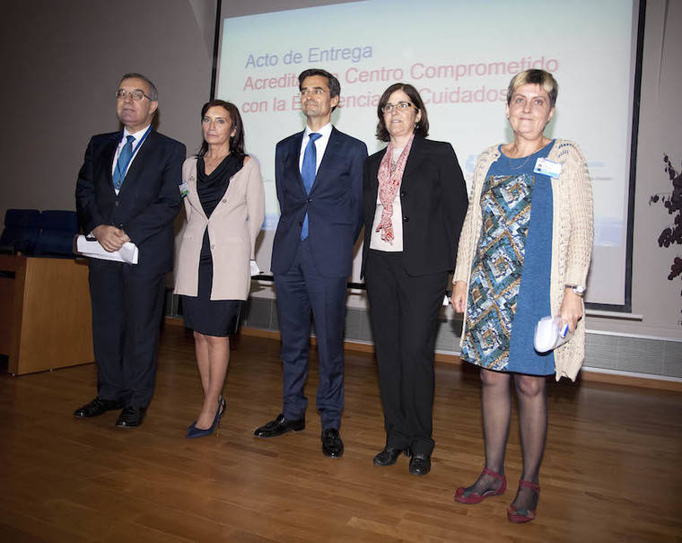 Maldonado entrega la acreditación 'Centro Comprometido con la Excelencia en Cuidados' al Clínico San Carlos