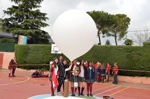Los alumnos del colegio Los Robles en Aravaca lanzan una sonda a la estratosfera