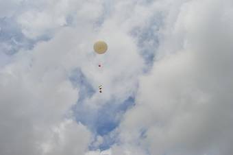 Los alumnos del colegio Los Robles en Aravaca lanzan una sonda a la estratosfera