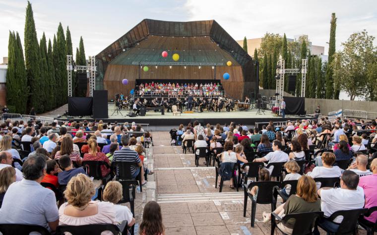 Más de un centenar de voces de escolares y la Banda de Música La Ynseparable de Pozuelo ofrecieron anoche un gran concierto en El Torreón