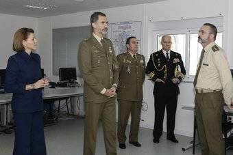 El Rey y Cospedal visitan el centro de mando de operaciones militares ubicado en Pozuelo