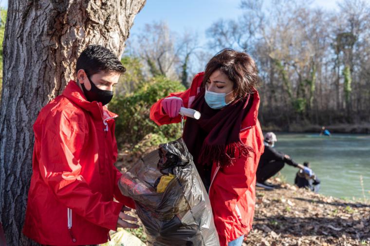 Cruz Roja se moviliza contra el abandono de residuos en la naturaleza sumándose a ‘1m2 contra la basuraleza’