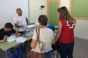 Personas voluntarias de Cruz Roja Pozuelo acompañan a los mayores a votar