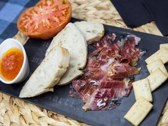 Ocho productos imprescindibles que no pueden faltar en una cesta de picnic gourmet con sabor asturiano