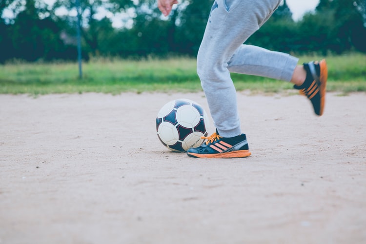 Algunas prácticas deportivas, como el fútbol o la danza, pueden poner en riesgo los pies y la salud de los niños