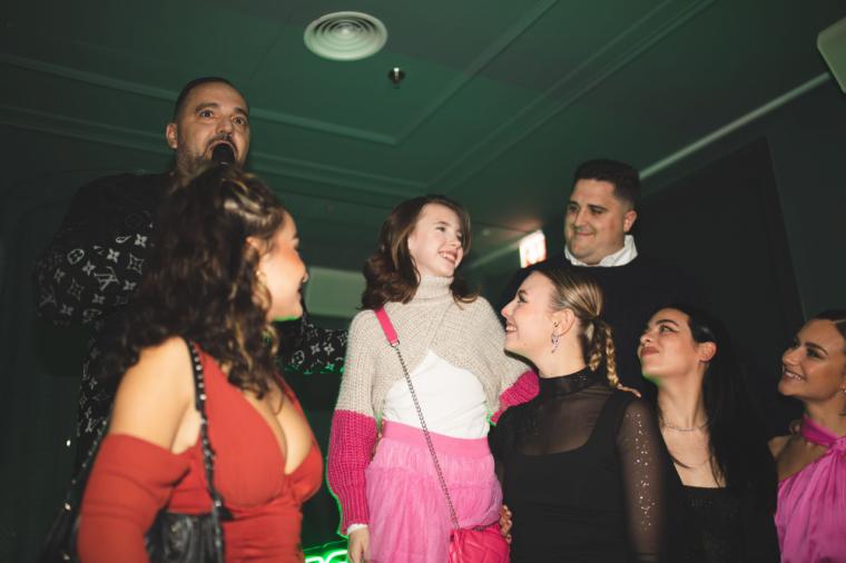 Nickname celebra su éxito con una fiesta rodeada de sus talentos