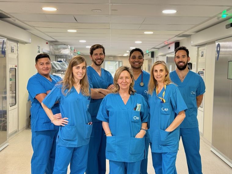 : El Dr. Juan Prieto, junto a su equipo de trabajo, en el HLA Hospital Universitario Moncloa