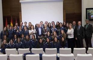 El hockey femenino del Club de Campo celebra sus éxitos deportivos en el Ayuntamiento