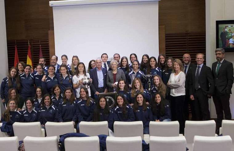 Recepción en el Ayuntamiento de las ganadores de hockey femenino del Club de Campo 